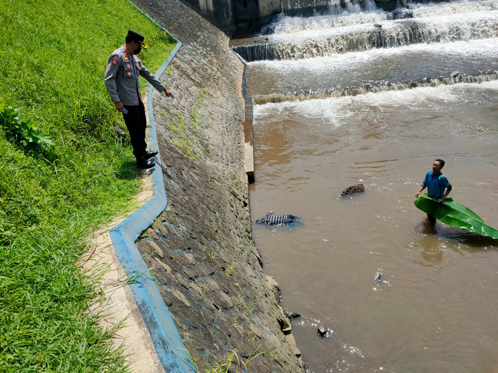Tiga Hari Hilang, Lansia Ditemukan Jadi Mayat di Rolak Sungai Amprong