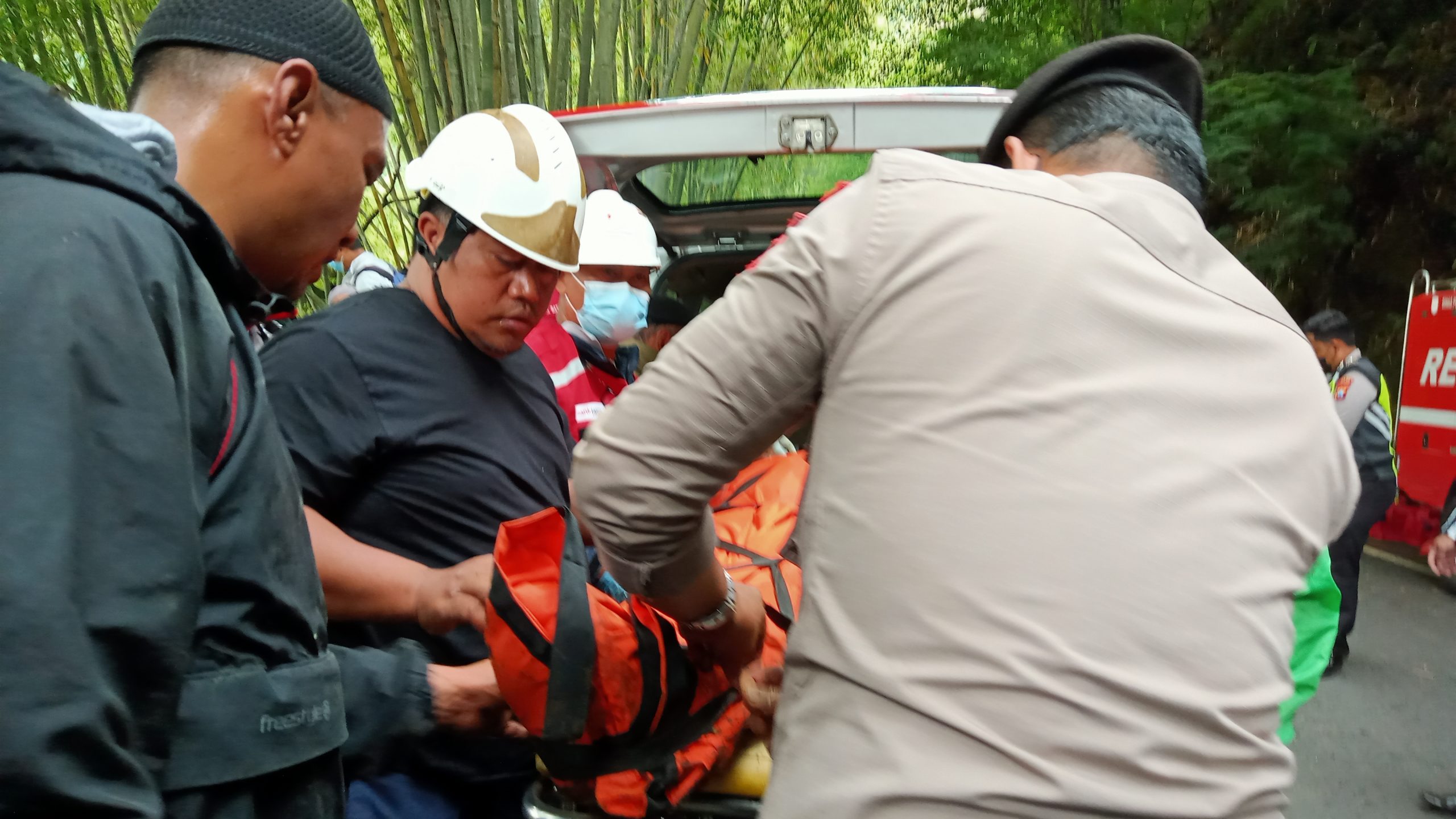 Truk Terperosok ke Jurang Kawasan Payung, Jalur Malang-Kediri Macet