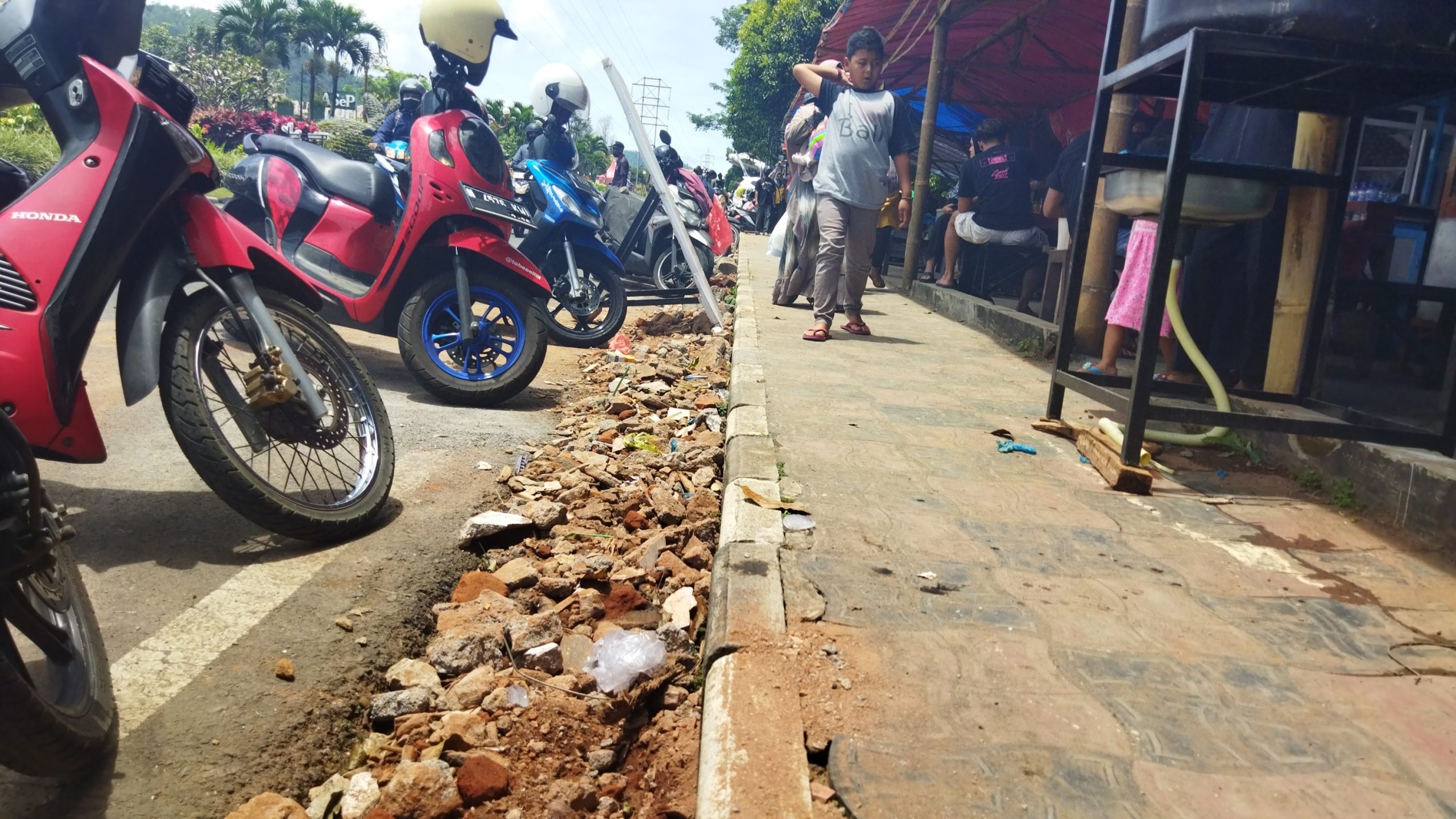 PKL di Sekitar Relokasi Pasar Urug Tepi Jalan untuk Tempat Parkir