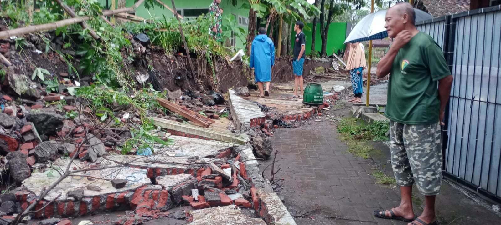 Seorang Lansia Tewas Tertimpa Tembok Kantor Kecamatan Blimbing