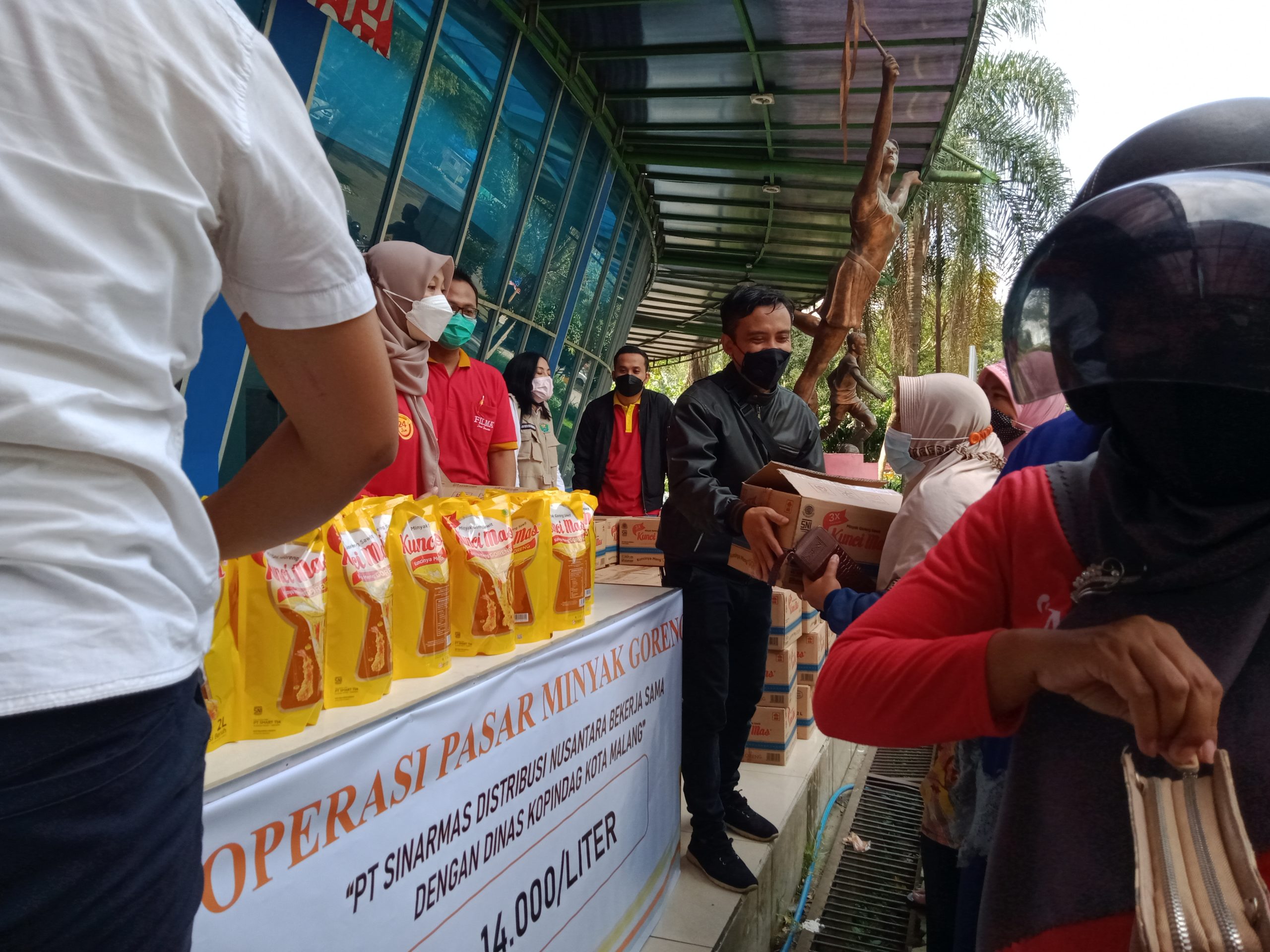 Diskopindag Kota Malang Gelontorkan 3 Ribu Liter Minyak Goreng di Kedungkandang