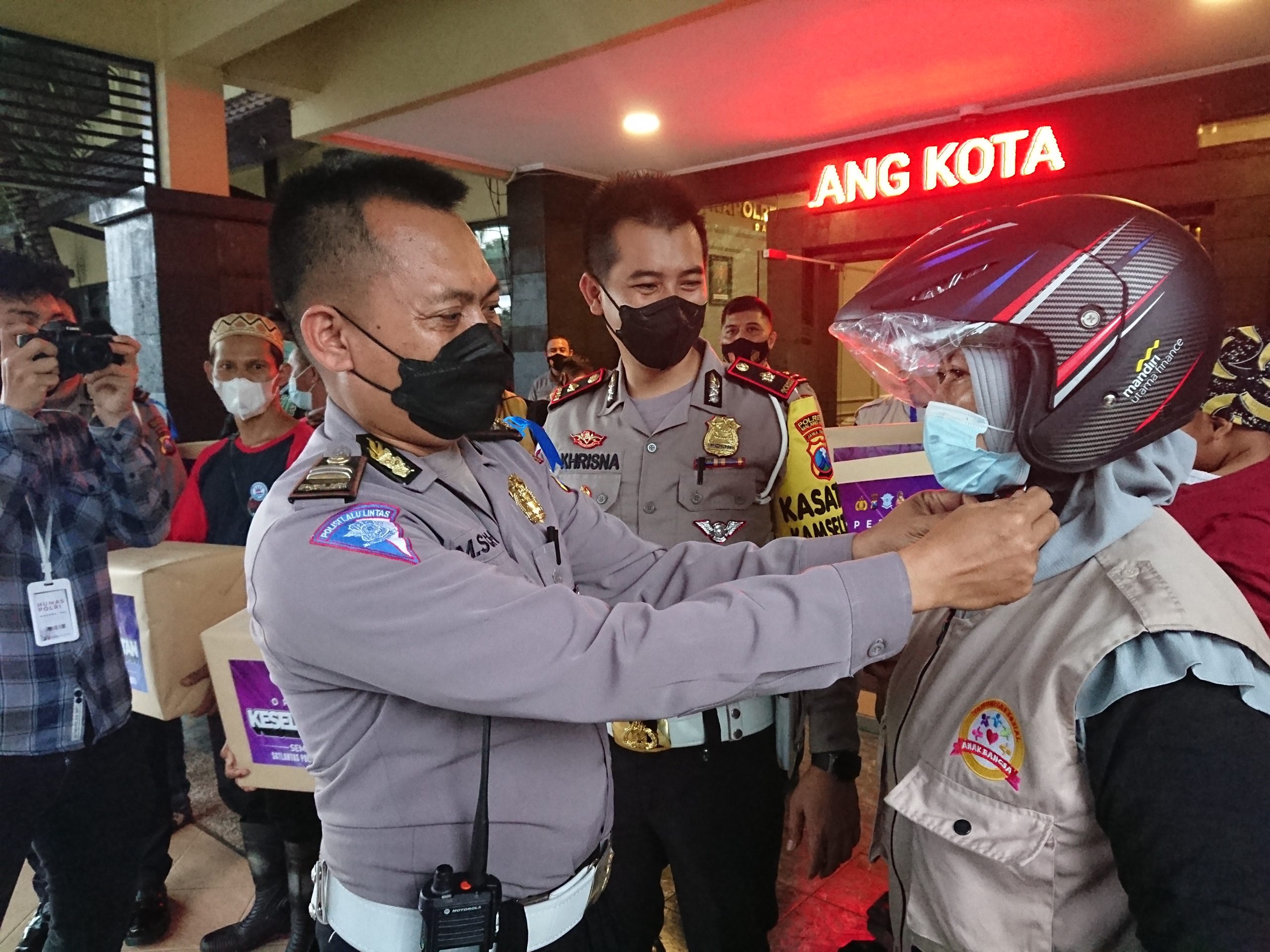 Satlantas Polresta Malang Kota Bagikan Helm ke Relawan, Bantu Sosialisasikan Keselamatan Berkendara