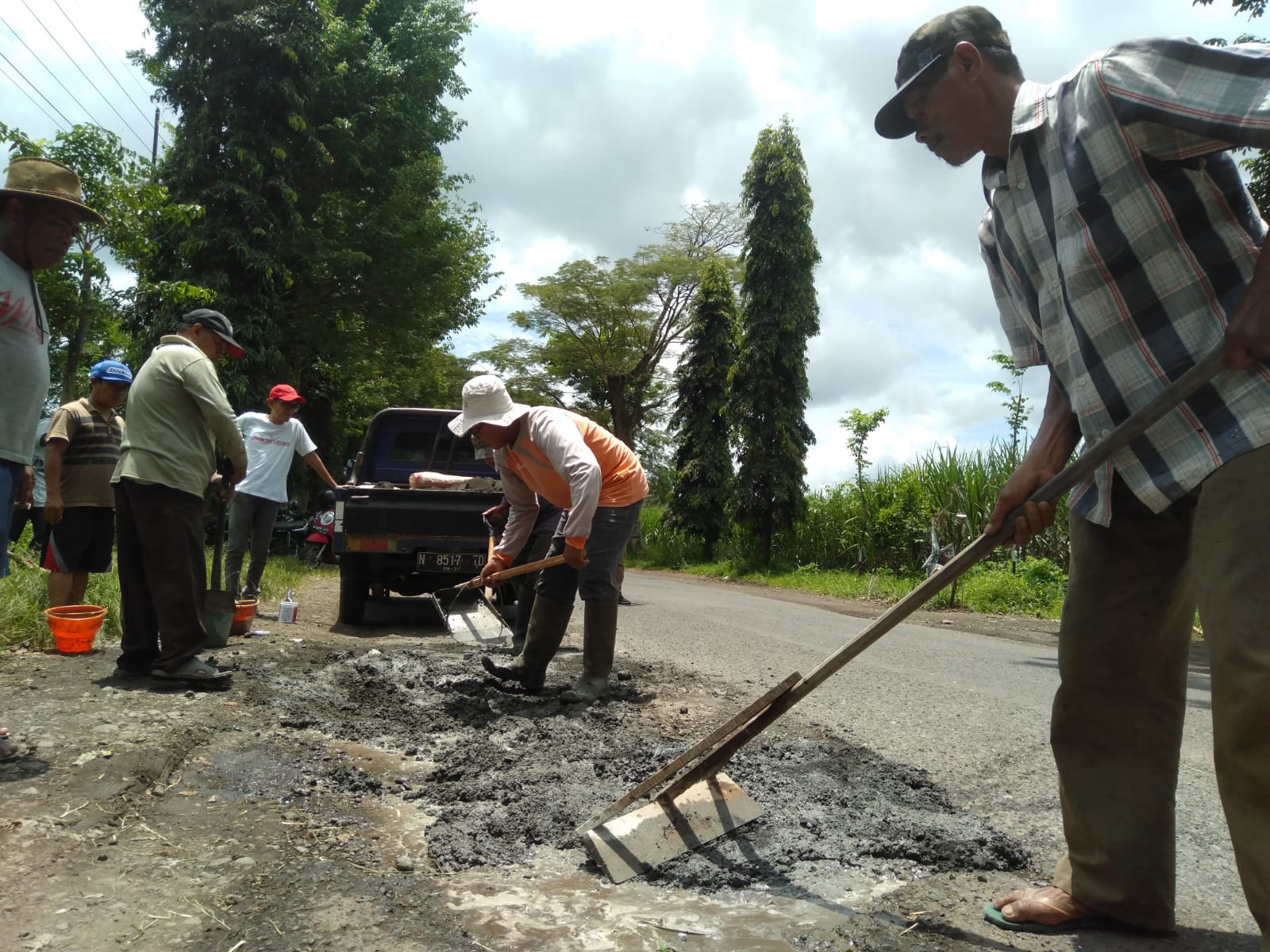 Merasa Diabaikan Pemkab Malang, Warga Inisiatif Tambal Jalan Secara Swadaya