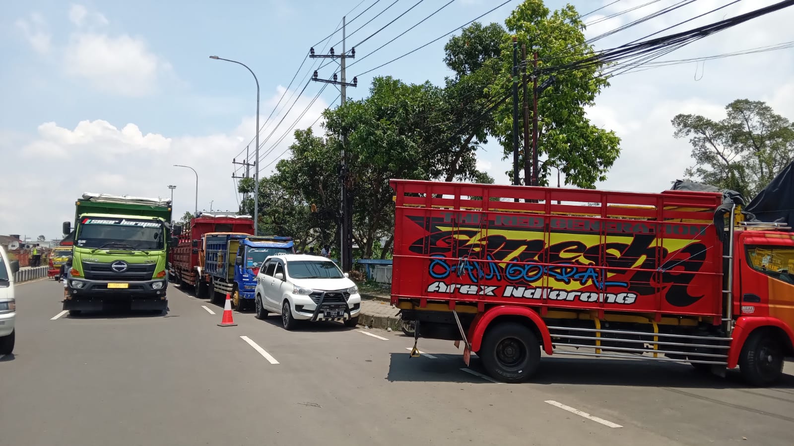 Puluhan Sopir Truk Demo di Kantor KIR Karanglo, Solidaritas Aksi Serupa di Surabaya