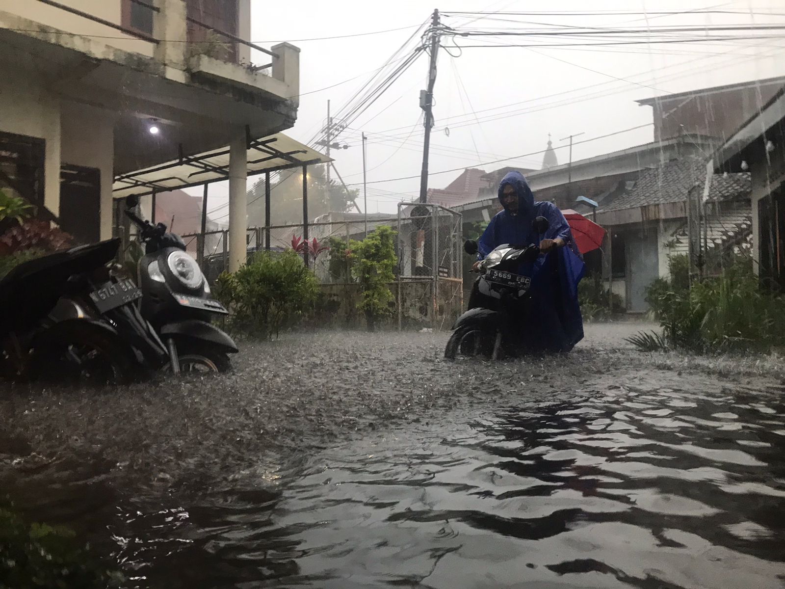 Hujan Deras, Kafe di Klojen Terendam Banjir Setinggi Lutut