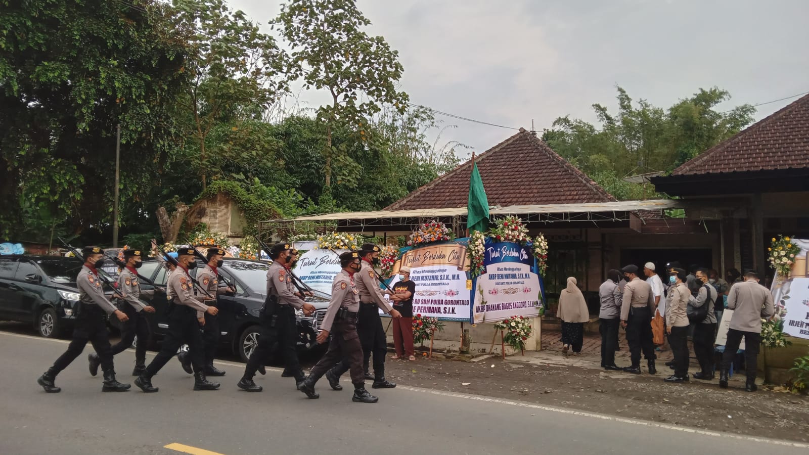 Jenazah Dirtahti Polda Gorontalo AKBP Beni Mutahir Dimakamkan di Kromengan