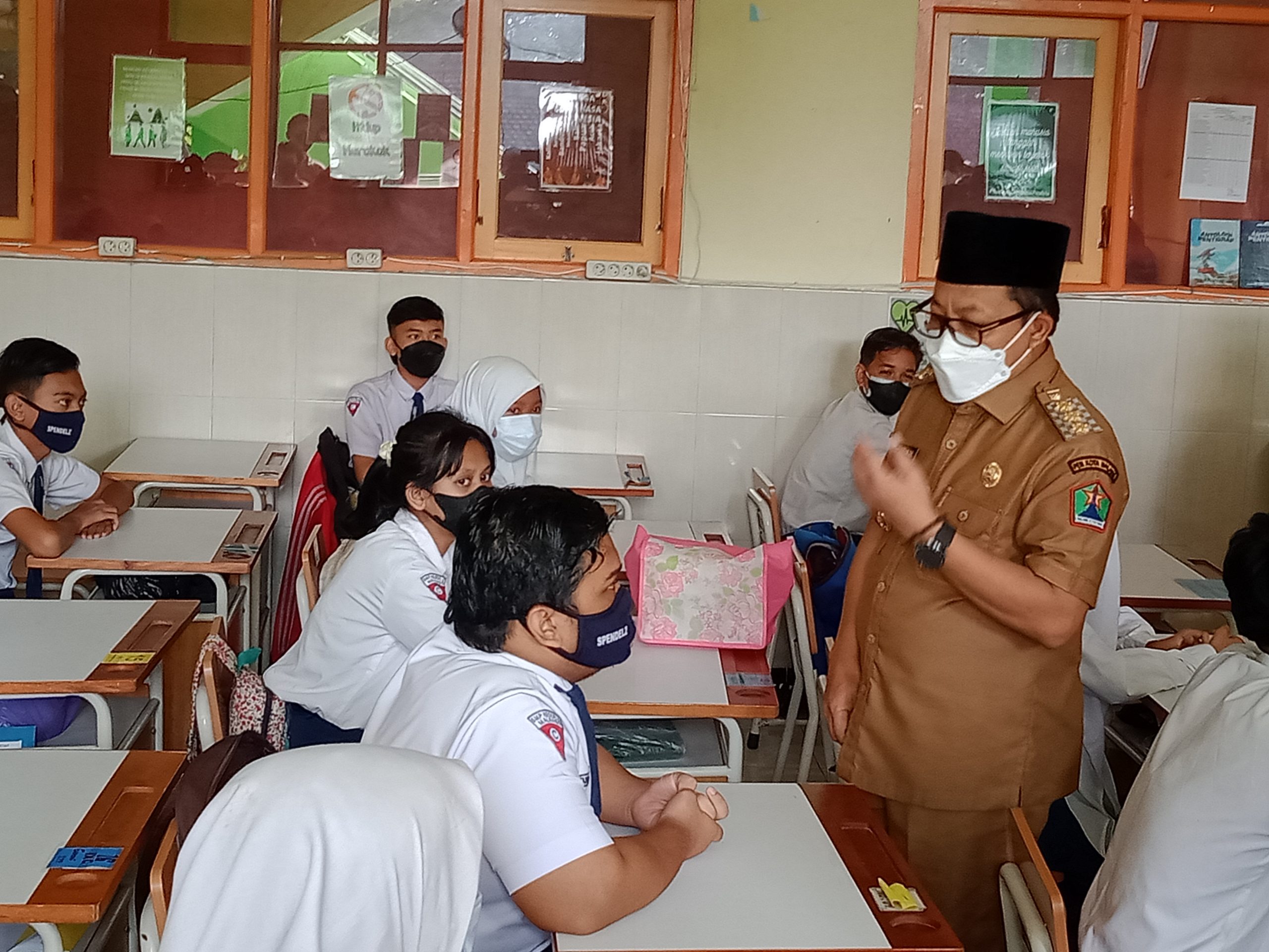 Tinjau Pelaksanaan PTM di SMPN 8 Kota Malang, Sutiaji: Mayoritas Pelajar Senang