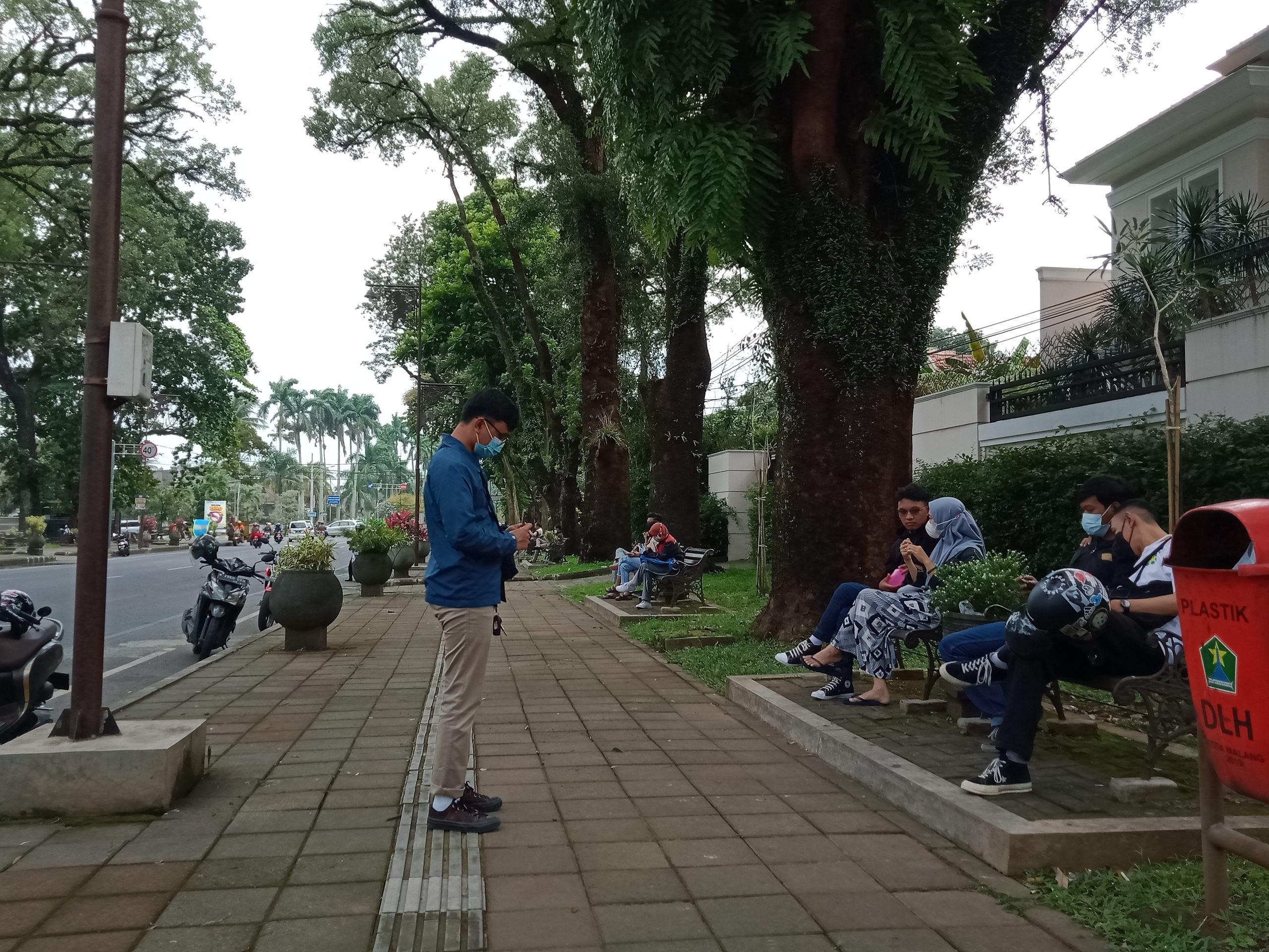 Kursi Pedestrian Jalan Ijen Dibongkar dan Dipindahkan