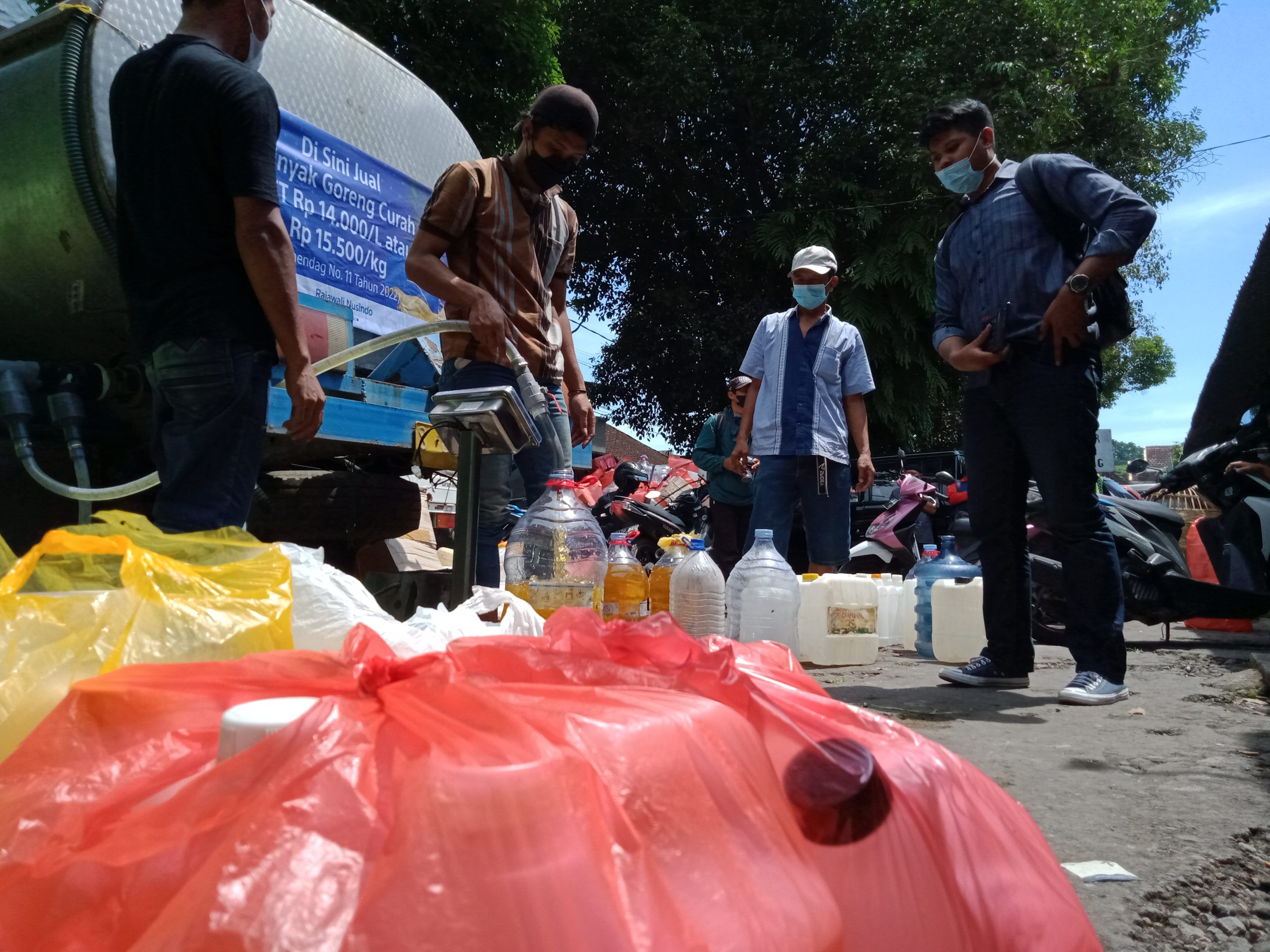 Tangani Kelangkaan, Ribuan Liter Migor Curah Didistribusikan ke Pedagang Pasar Kota Malang