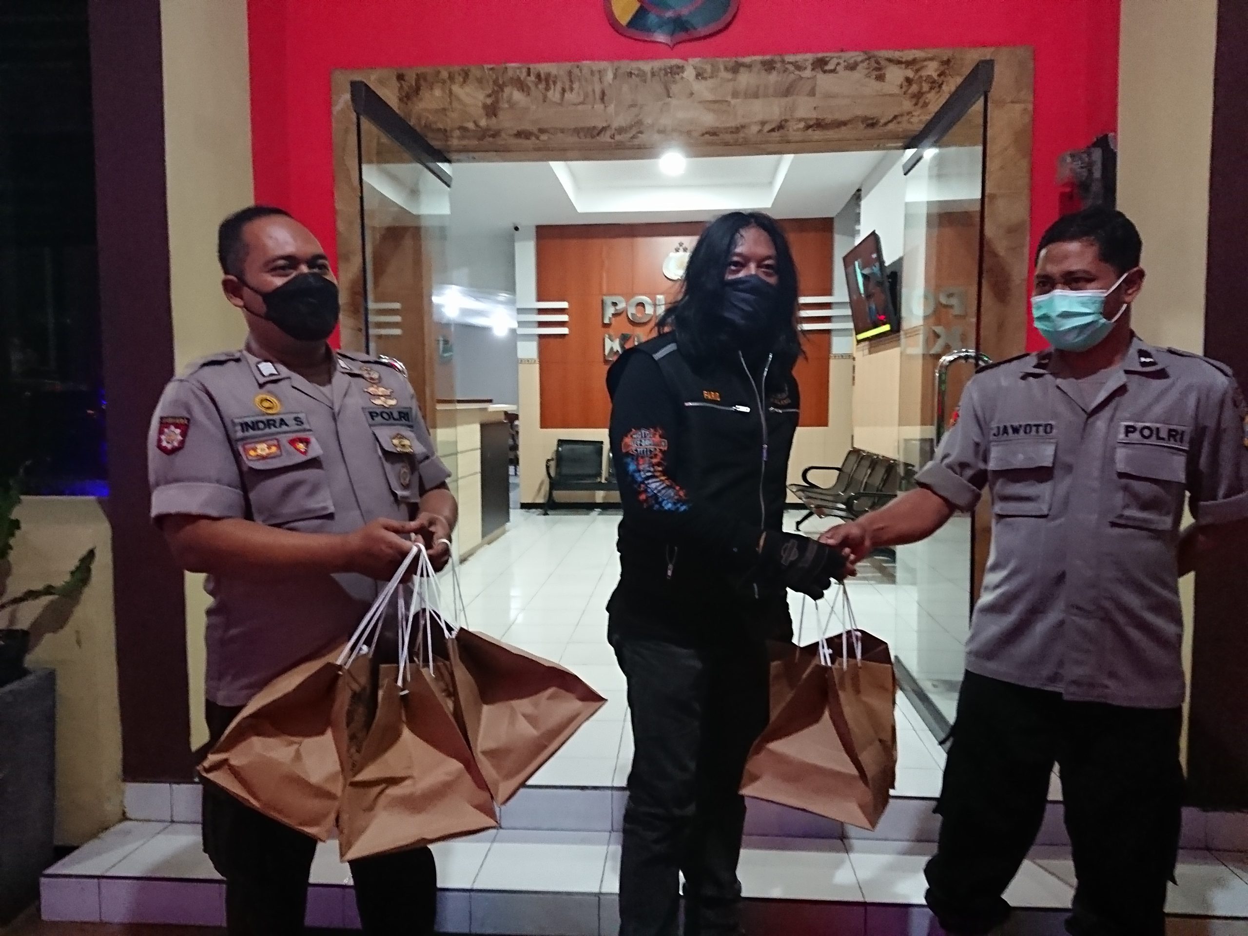 Sahur on The Road HDCI Malang Bagikan 500 Makanan ke TNI Polri dan Masyarakat