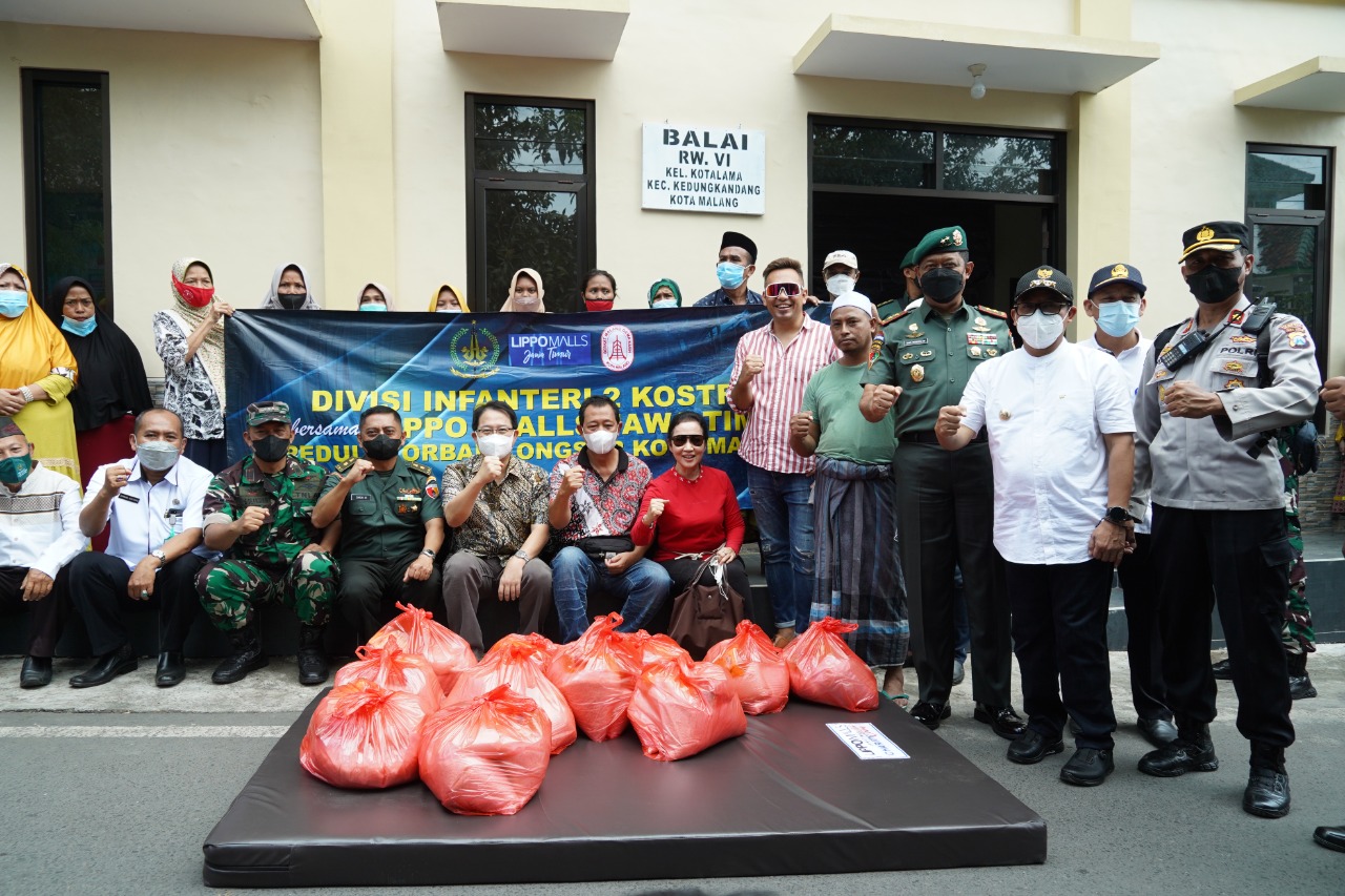 Pangdivif 2 Kostrad dan Lippo Malls Serahkan Langsung Bantuan ke Korban Longsor Muharto