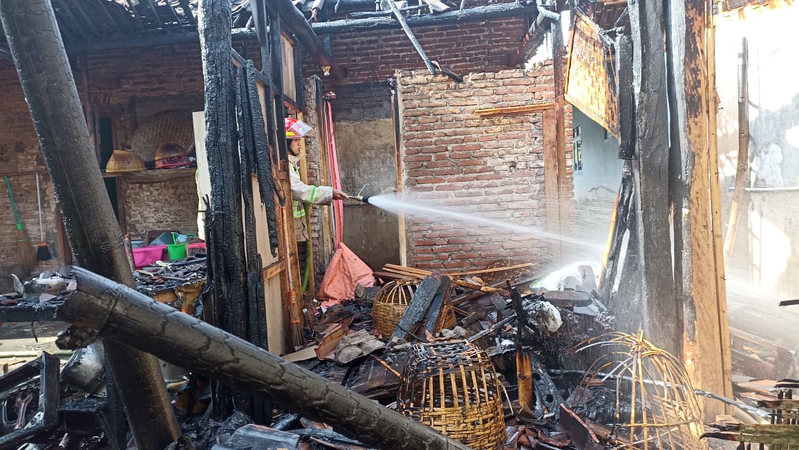 Akibat Kompor Meleduk, Sebuah Rumah di Tajinan Kabupaten Malang Terbakar
