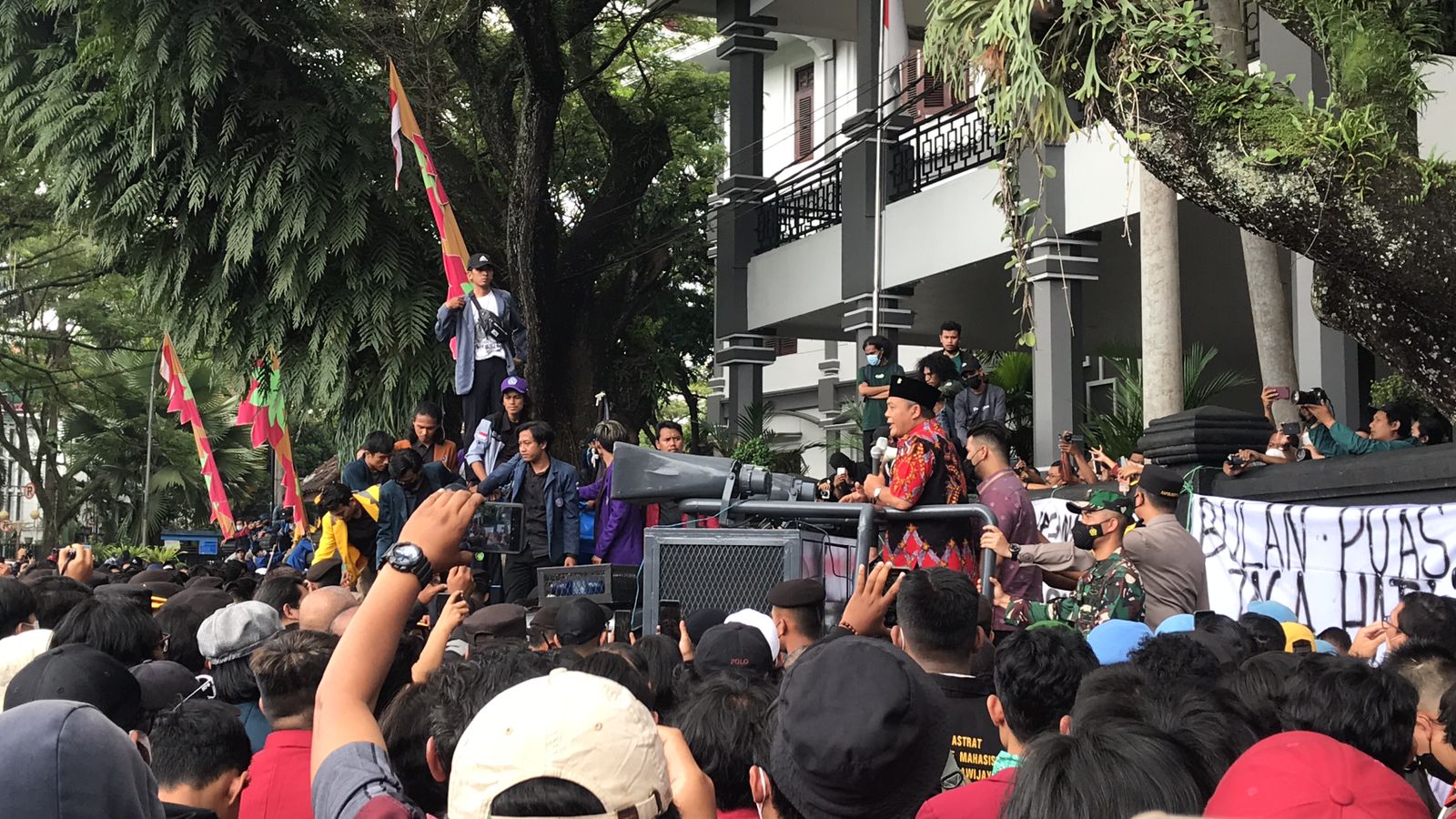 Temui Massa Aksi, Ketua DPRD Kota Malang Siap Sampaikan Tuntutan ke Pusat