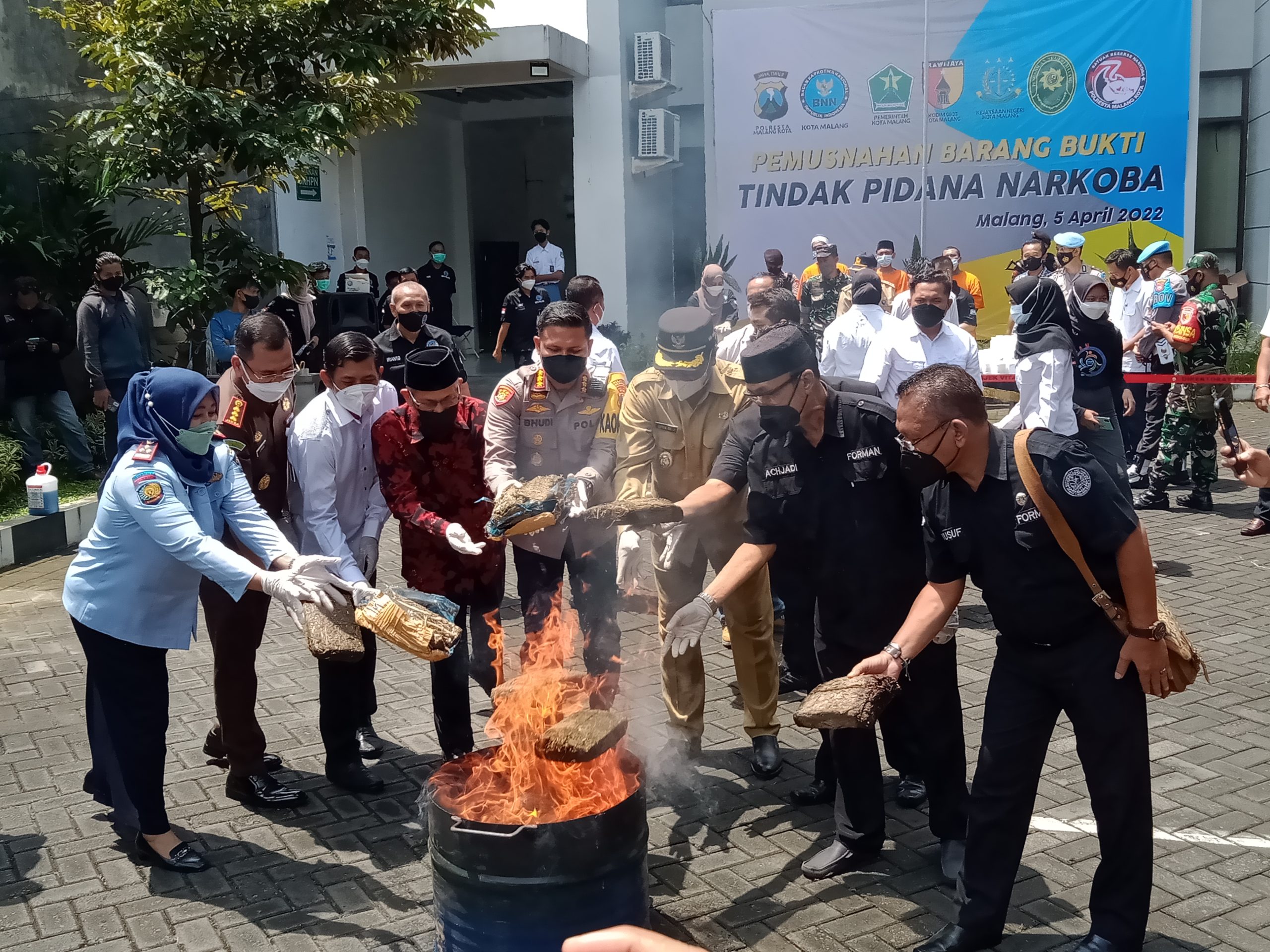 BNN Kota Malang Bersama Polresta Malang Kota Musnahkan Belasan Kilogram Narkoba