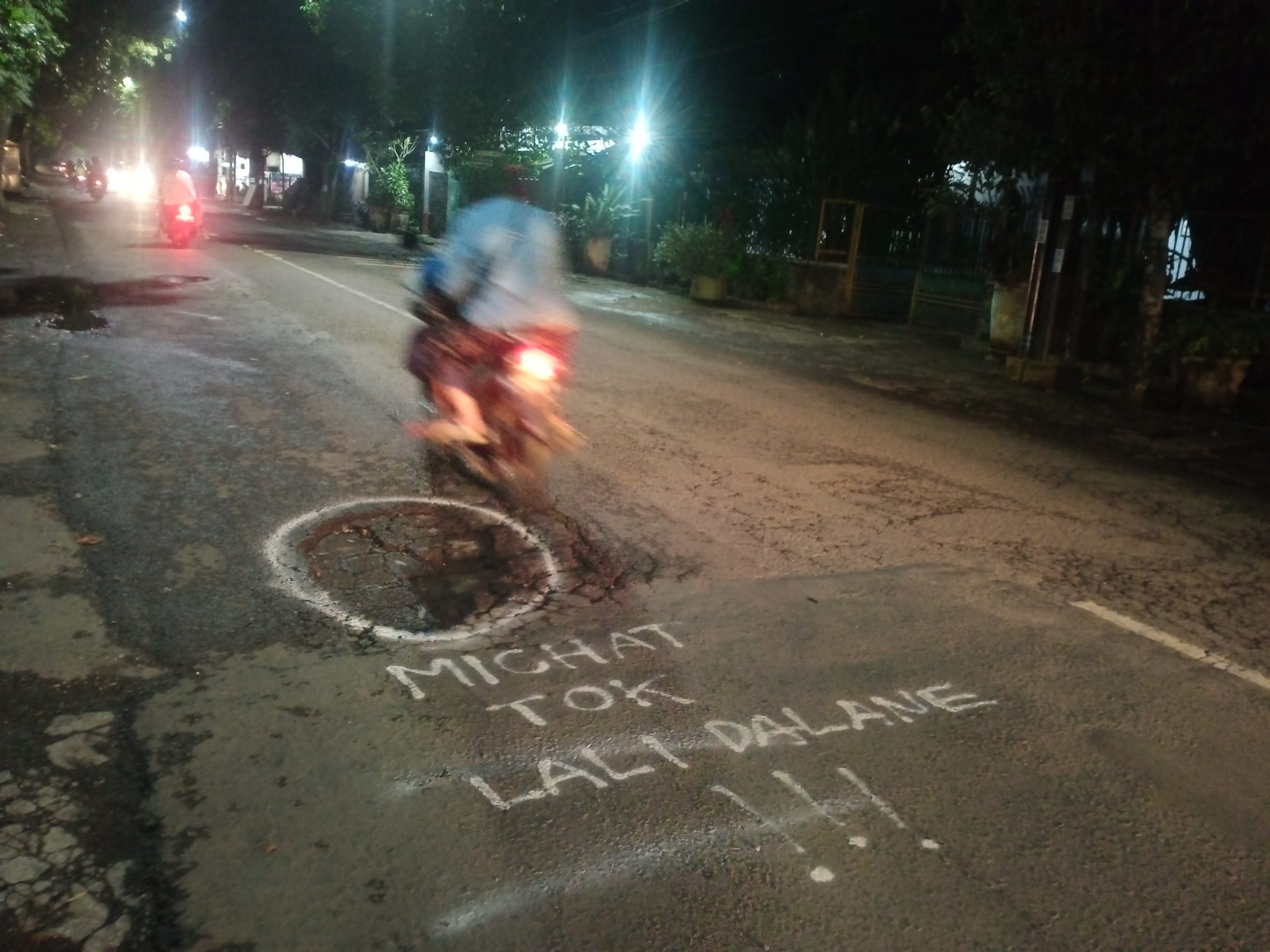 Protes Kondisi Jalan Rusak di Malang, Ada Tulisan ‘Michat tok Lali Dalane’