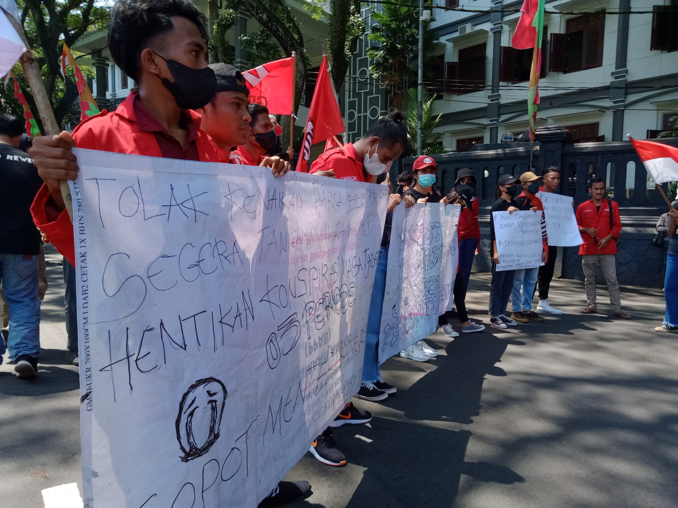 Demo 11 April, Puluhan Mahasiswa Gelar Aksi di Depan Gedung DPRD Kota Malang