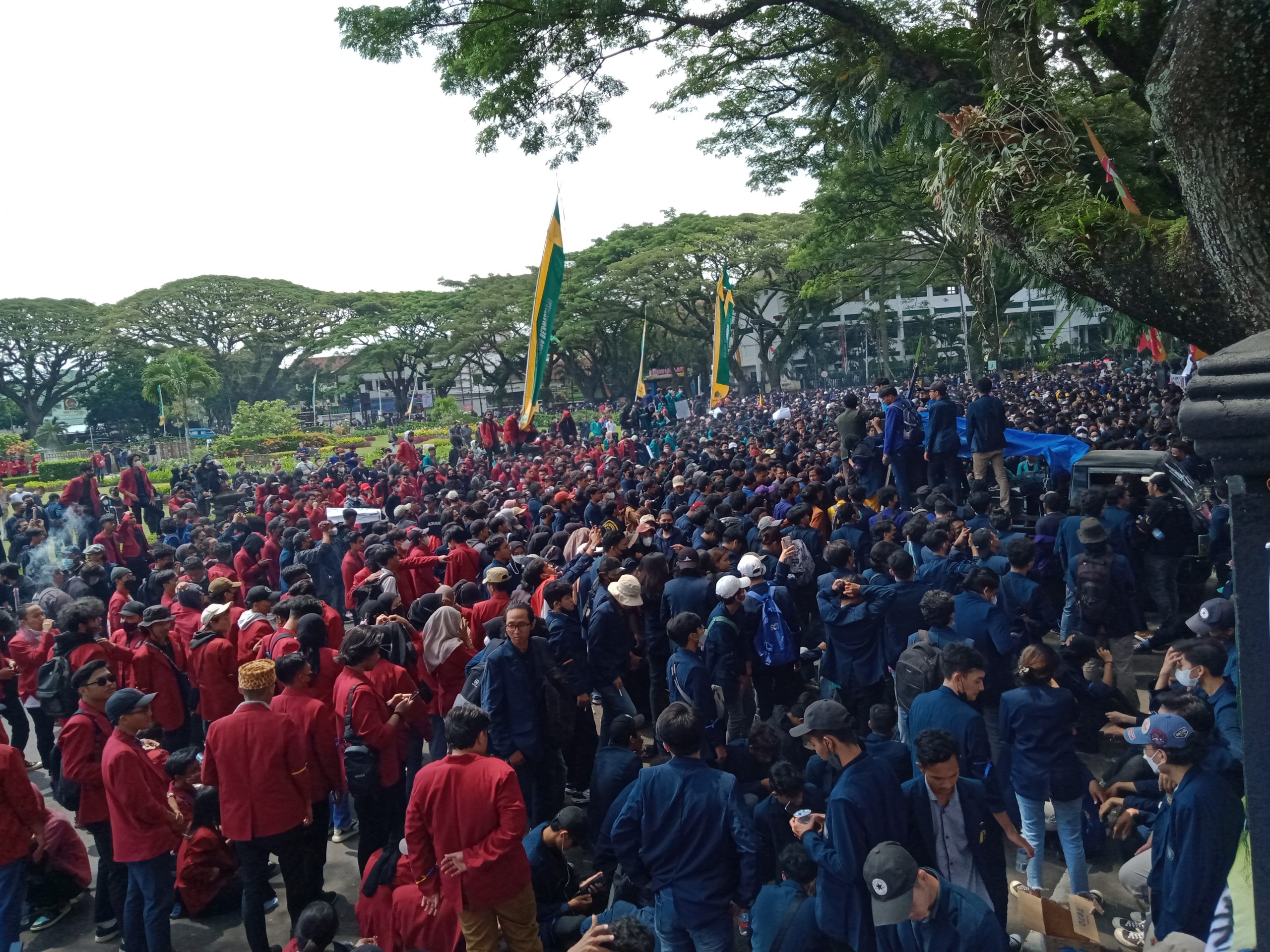 Ribuan Mahasiswa Penuhi Balai Kota Malang, Ajukan 25 Tuntutan