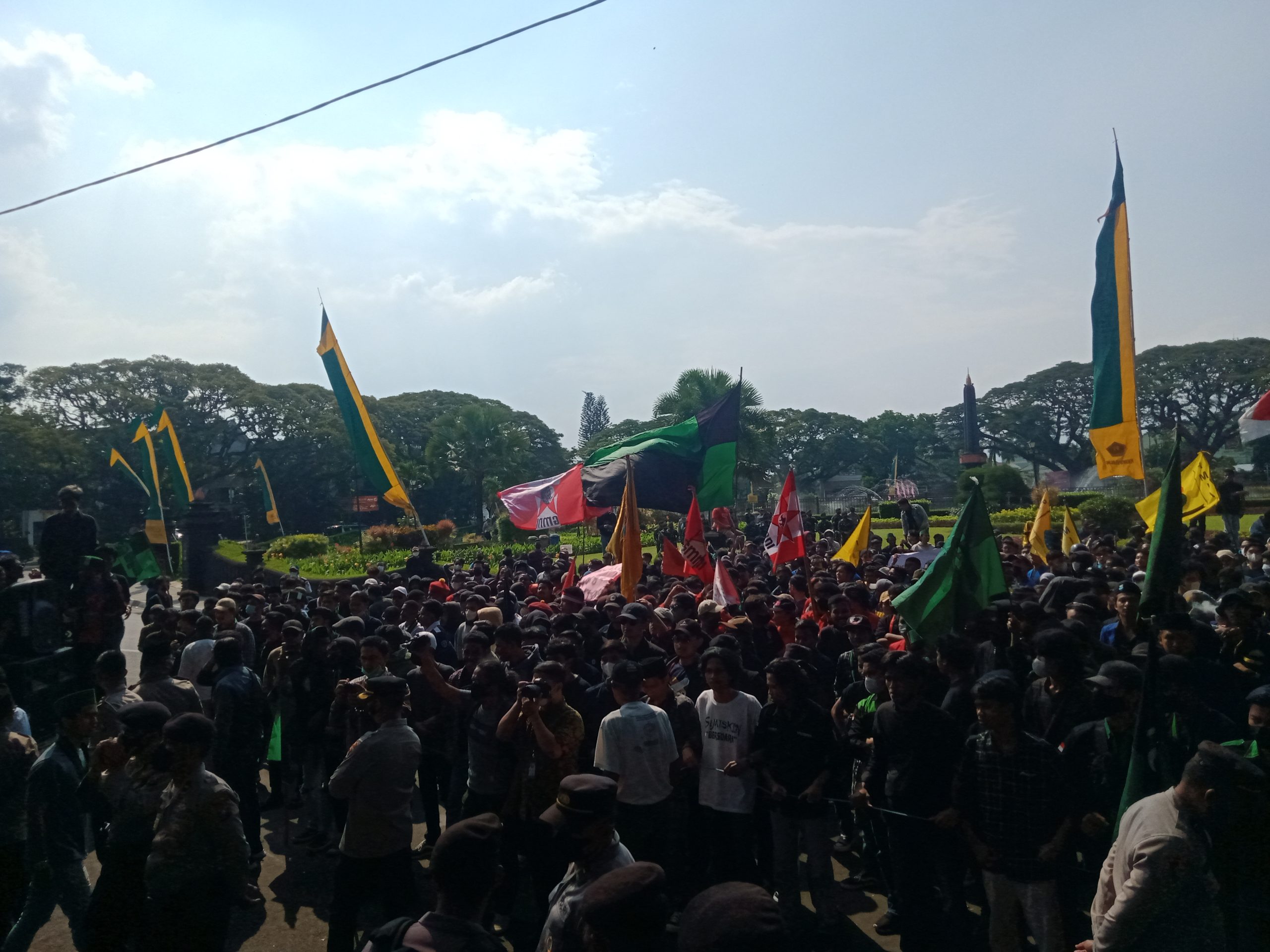 Aliansi Cipayung Bergerak Serukan Tuntutan di Depan Gedung DPRD Kota Malang