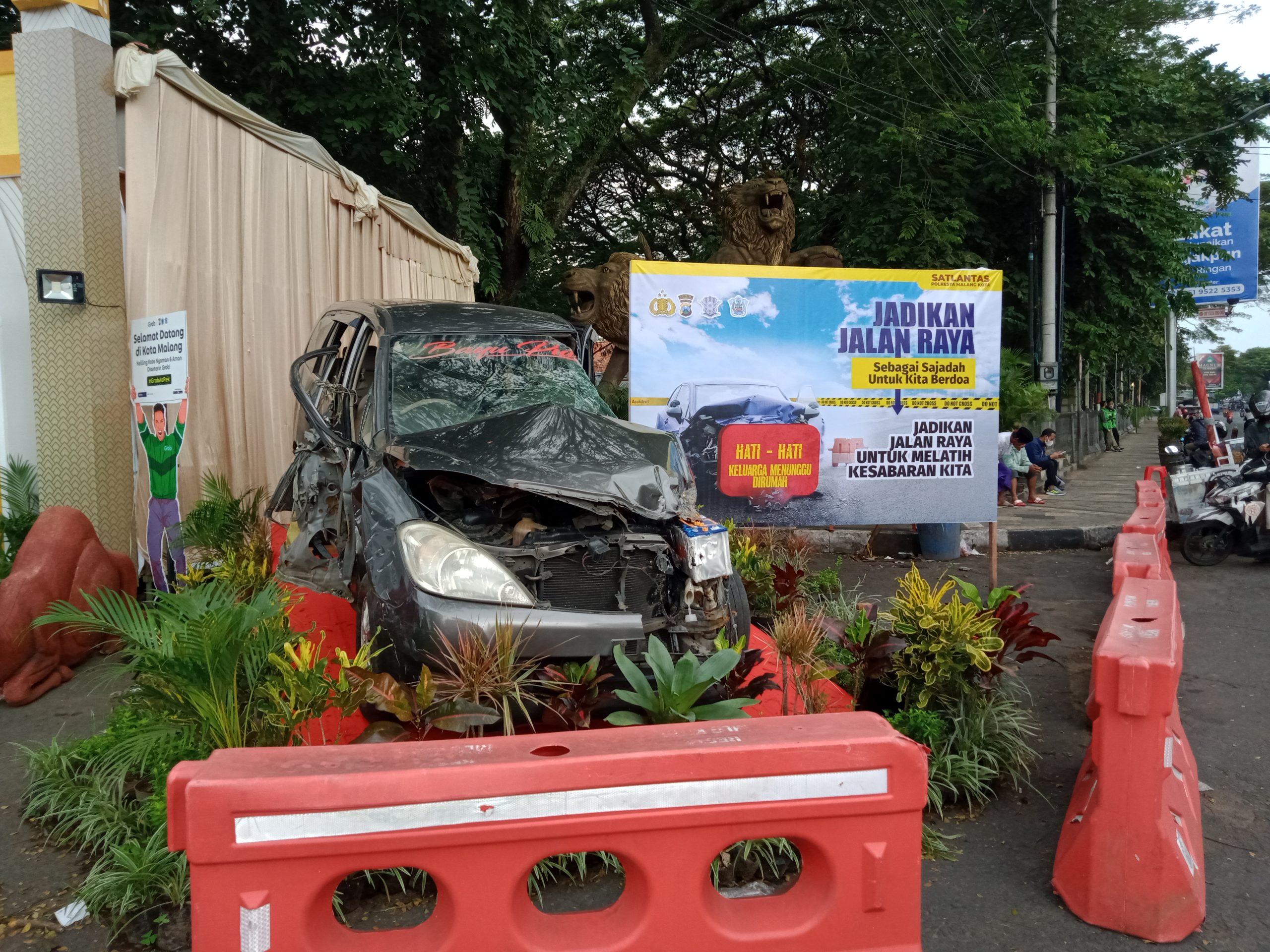 Ingatkan Pemudik Agar Lebih Hati-Hati, Polisi Pajang Mobil Rusak untuk Spot Foto di Kota Malang