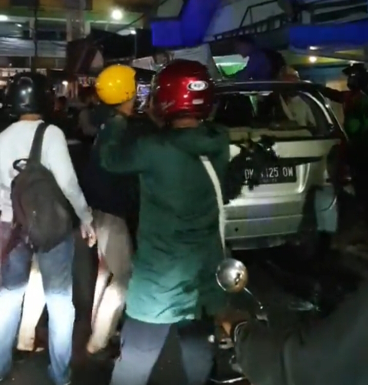 Berawal dari Mobil Goyang sampai Dikejar Polisi, Berakhir Diamuk Massa karena Tabrak Lari