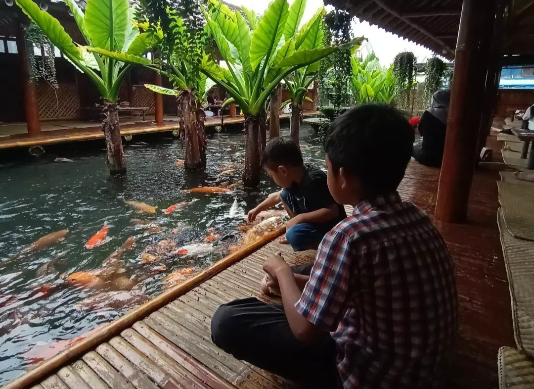 Warung Bamboe Kota Batu, Hadirkan Ketenangan Sembari Menikmati Olahan Ikan yang Menggoyang Lidah