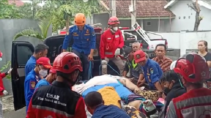 Dramatis, Damkar Kota Malang Selamatkan Pria Berat Badan 275 Kg Jatuh dari Lift