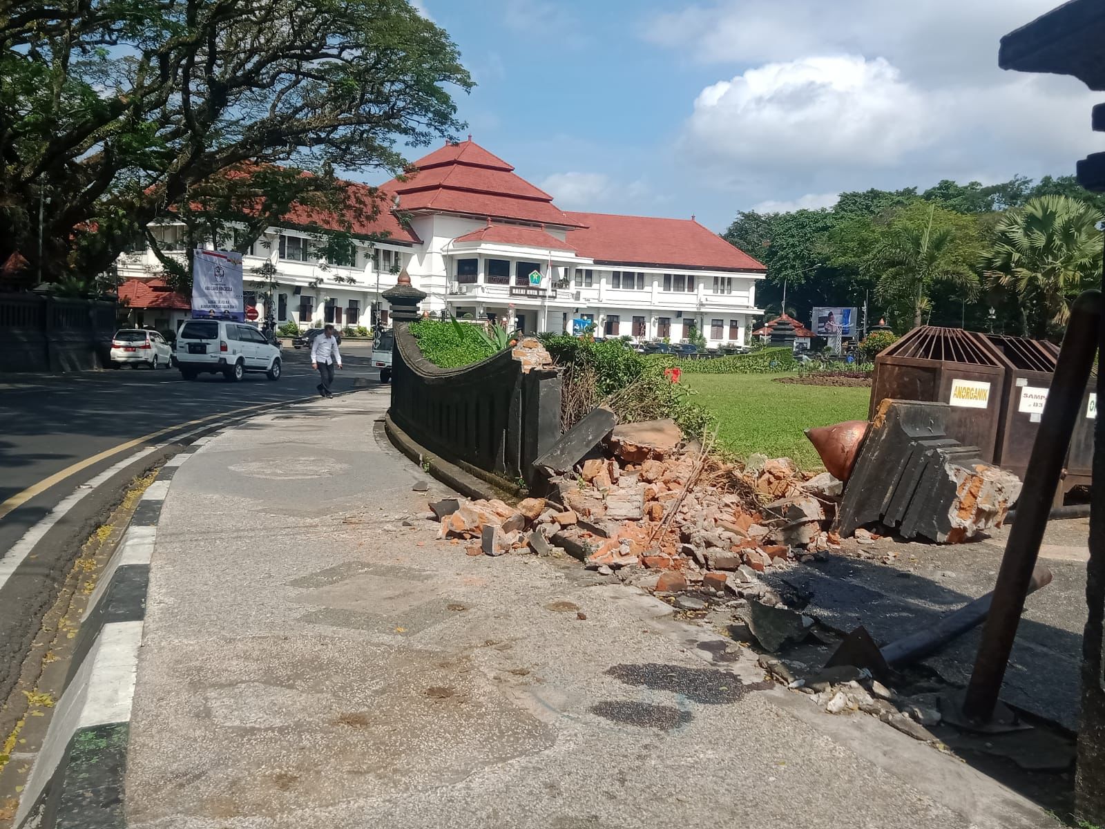 Pagar Alun-alun Tugu Kota Malang Jebol Lagi Ditabrak Mobil