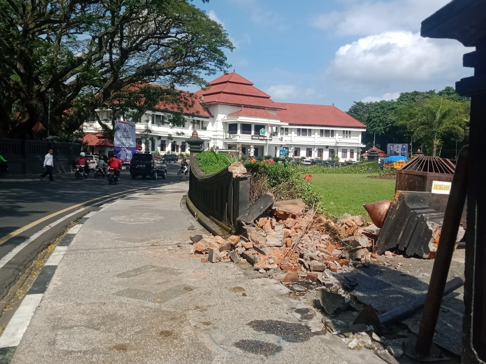 Mobil Penabrak Pagar Alun-alun Tugu Kota Malang Ditahan Sebagai Jaminan
