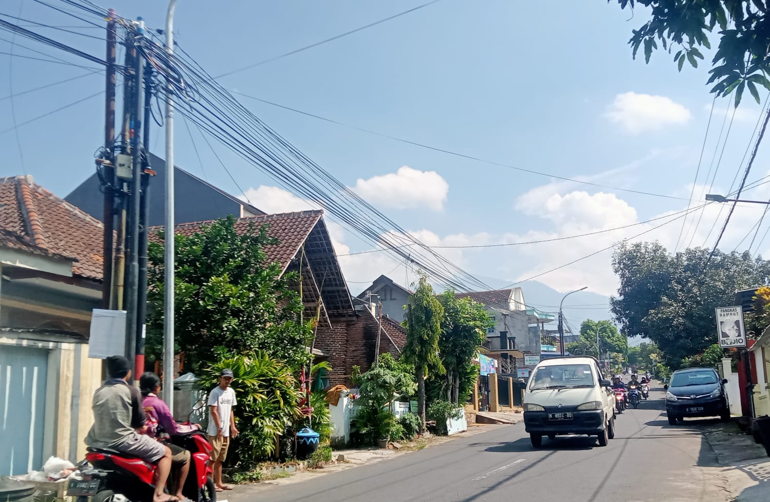 Dua Kali Pipa Hippam Bocor di Desa Junrejo karena Pemasangan Tiang Internet