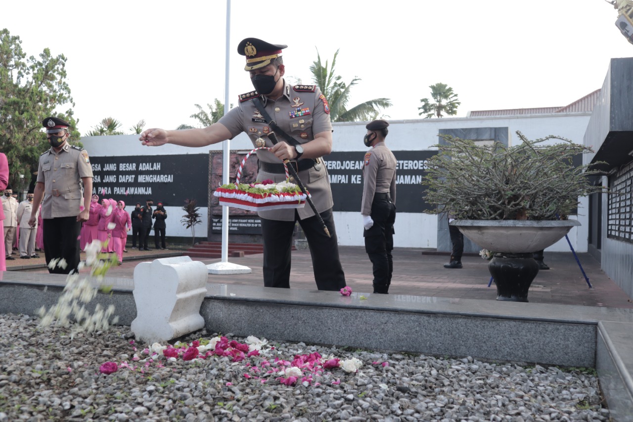 Kapolresta Malang Kota Pimpin Ziarah Tabur Bunga di Taman Makam Pahlawan TRIP