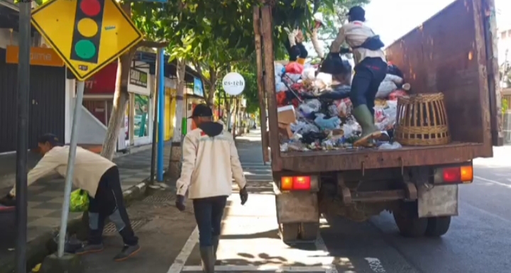 Petugas Kebersihan Kota Batu Menanti Janji Kenaikan Gaji