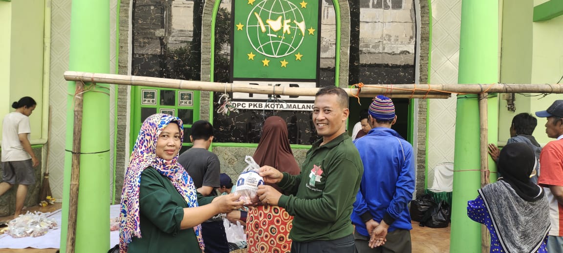 Kurban 8 Sapi, Gus Muhaimin Sebarkan Paket Daging untuk Warga Malang Raya