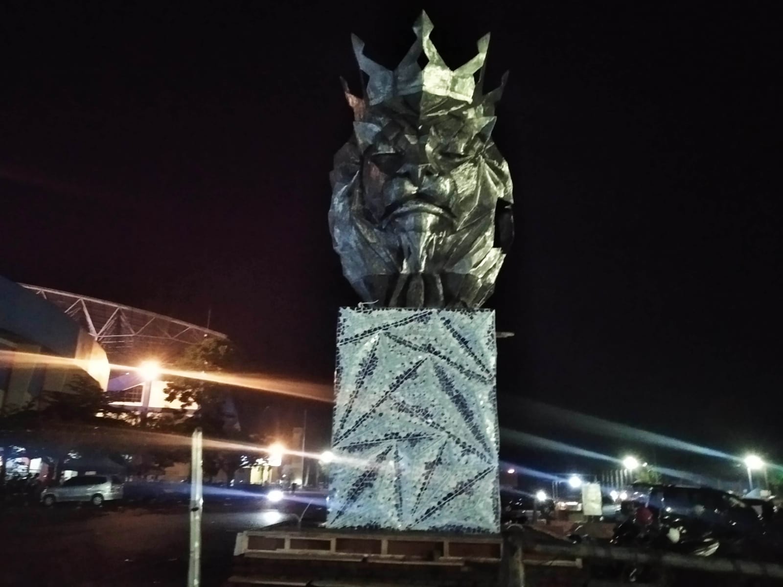 Patung “Singa Kubisme” Bermahkota Mejeng di Stadion Kanjuruhan