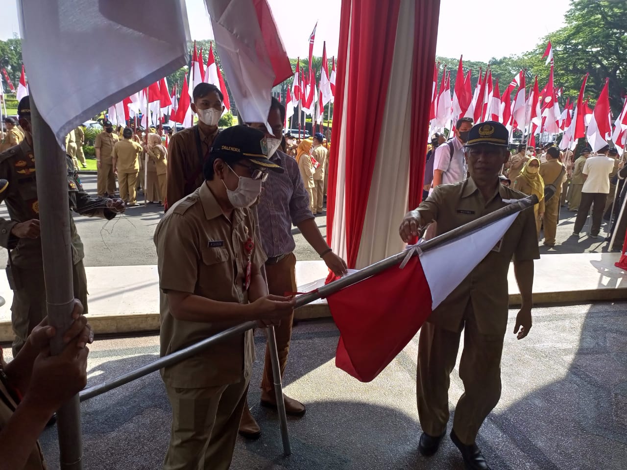 ‘Insiden’ Bendera Terbalik di Pemkot Malang Saat Gebyar Merah Putih