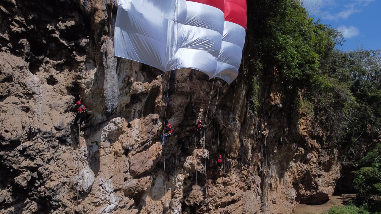 OPA Bersama IPTM Bentangkan Bendera 9×14 M di Tebing Lembah Kera
