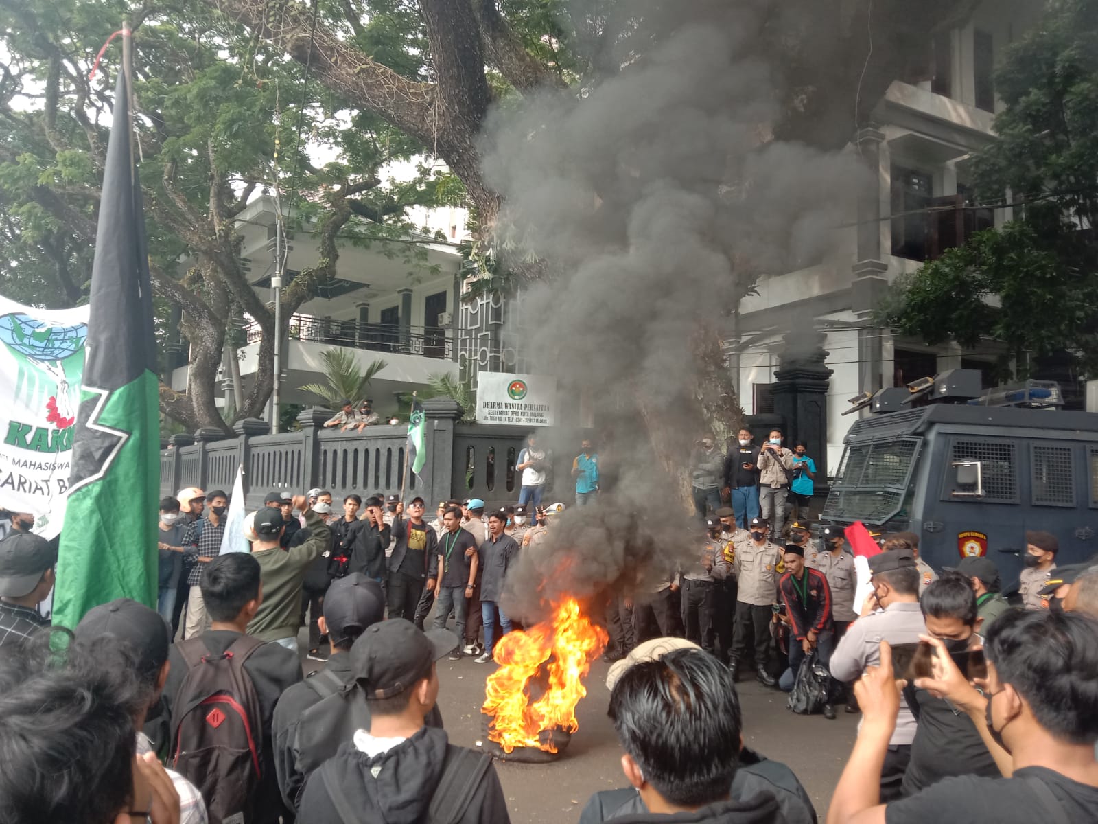 Satu Demonstran Tersambar Api saat Unjuk Rasa Kenaikan BBM di Malang