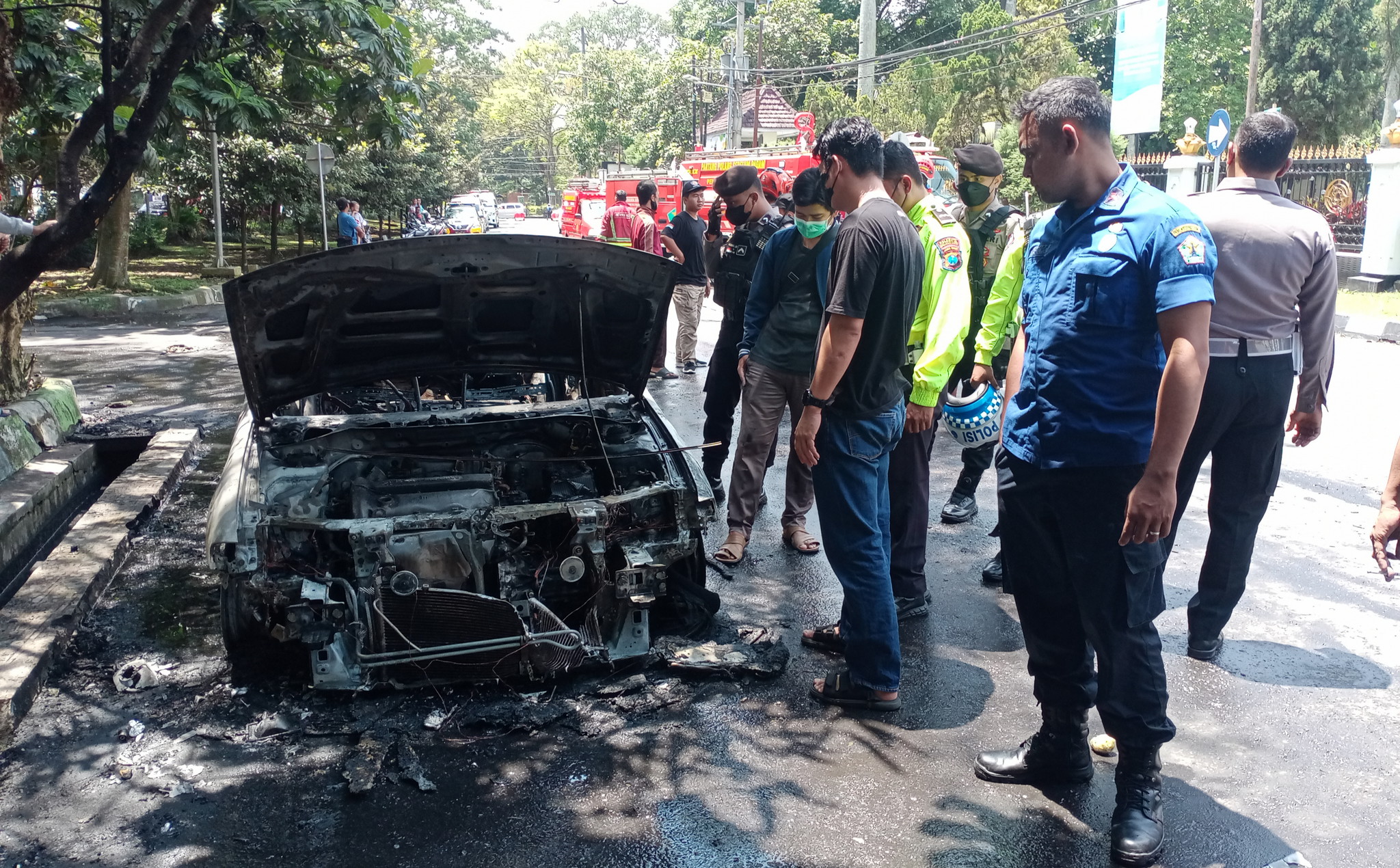 Usai Jemput Anak, Mobil Sedan Terbakar di Jalan Simpang Ijen