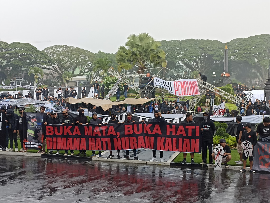 Hujan Deras Tak Padamkan Semangat Aksi Solidaritas 40 Hari Tragedi Kanjuruhan