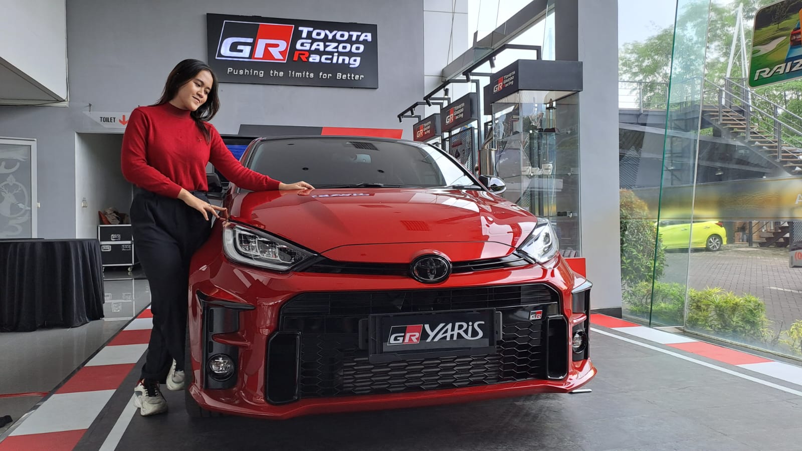 Dua Mobil Baru Toyota Seri GR Atraksi Burnout di Jalan Soekarno-Hatta