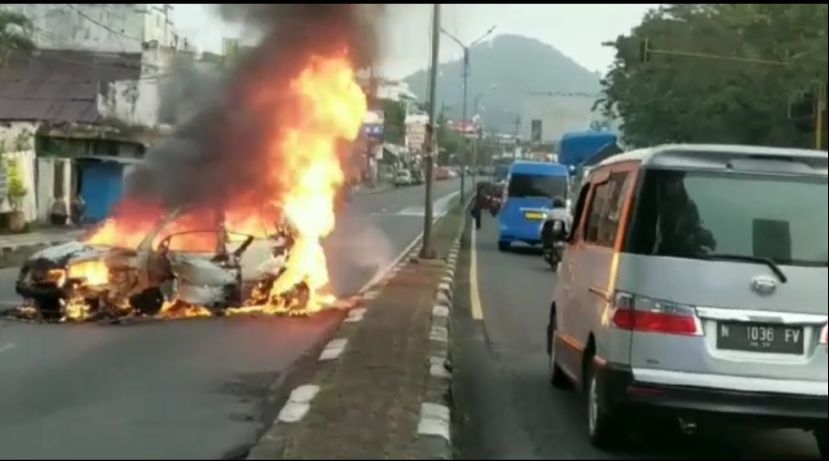 Mobil Rizky Febrian Terbakar Usai Tabrak Tembok Jembatan, Penumpang Selamat