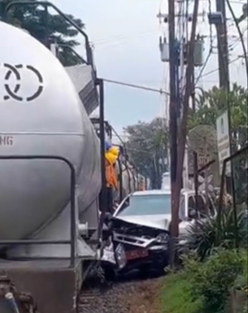 Kecelakaan Mobil Vs Kereta Api di Jalan Bingkil, Penumpang Syok