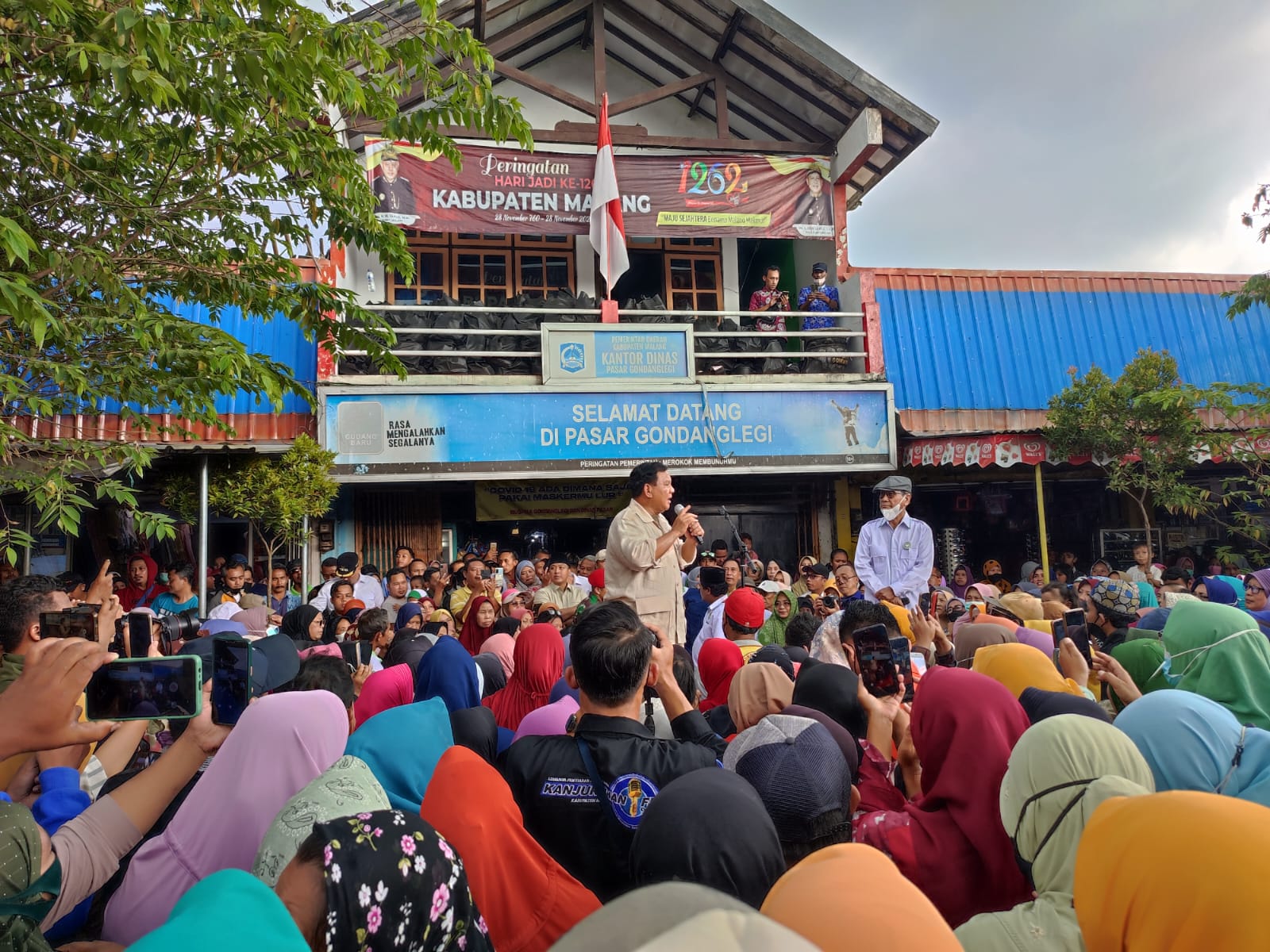 Prabowo Sapa Masyarakat di Pasar Gondanglegi Kabupaten Malang