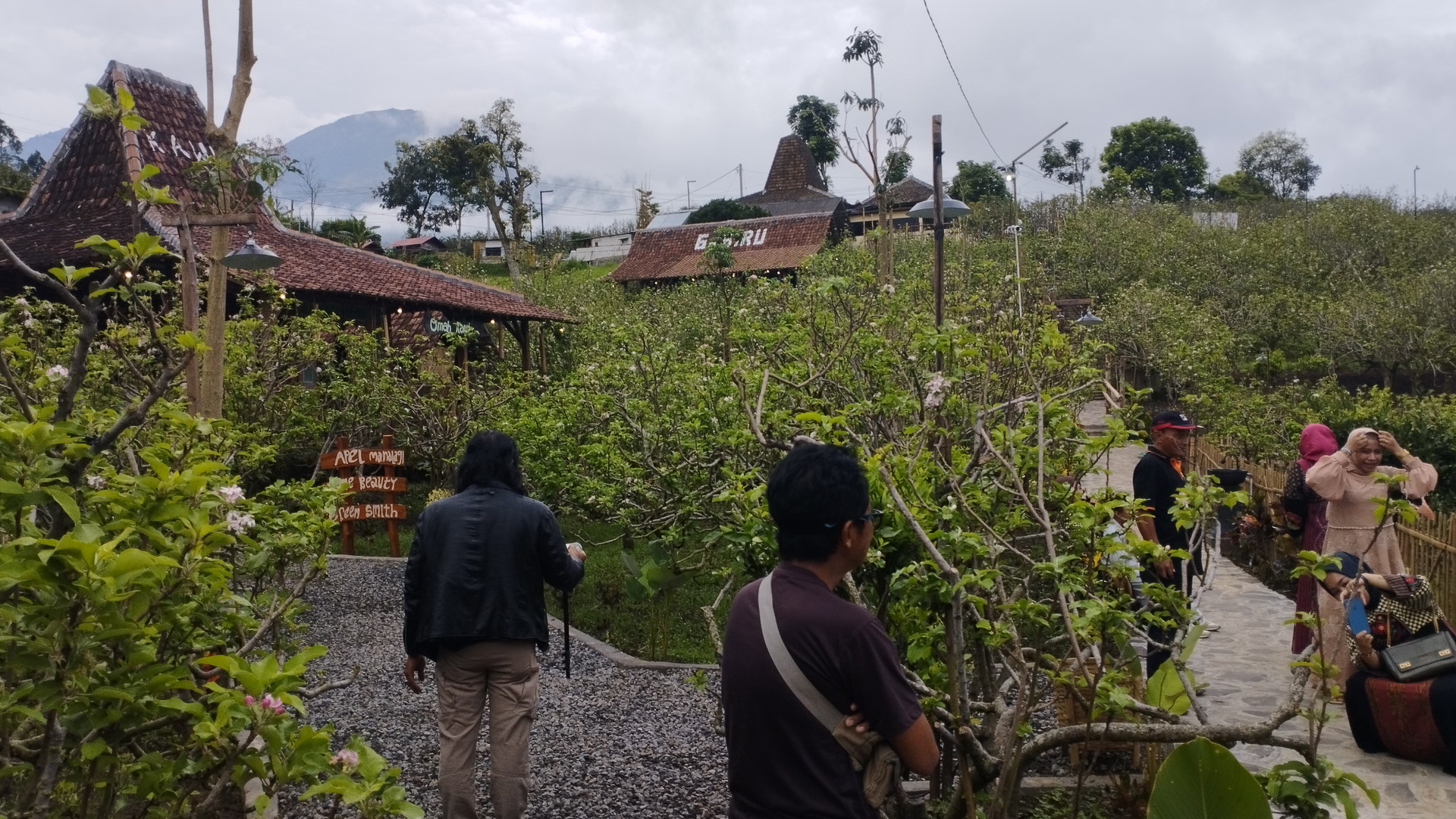Wisata Dusun Kuliner, Menikmati Kuliner Tradisional di Tengah Kebun Apel