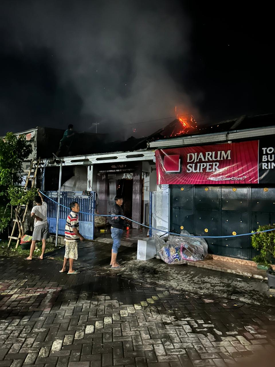 Diduga korsleting MCB, Sebuah Rumah di Lawang Terbakar