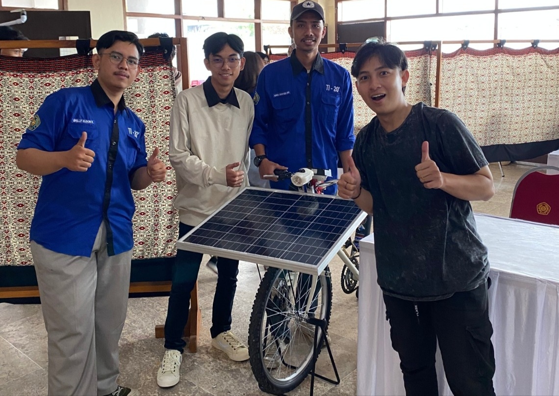 Mahasiswa UMM Berhasil Stabilkan Daya Serap Cahaya Sepeda Listrik Tenaga Surya