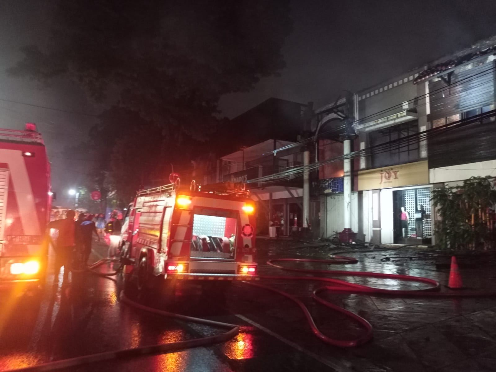 Kebakaran Hebat Melanda Empat Ruko di Jalan Pahlawan Trip