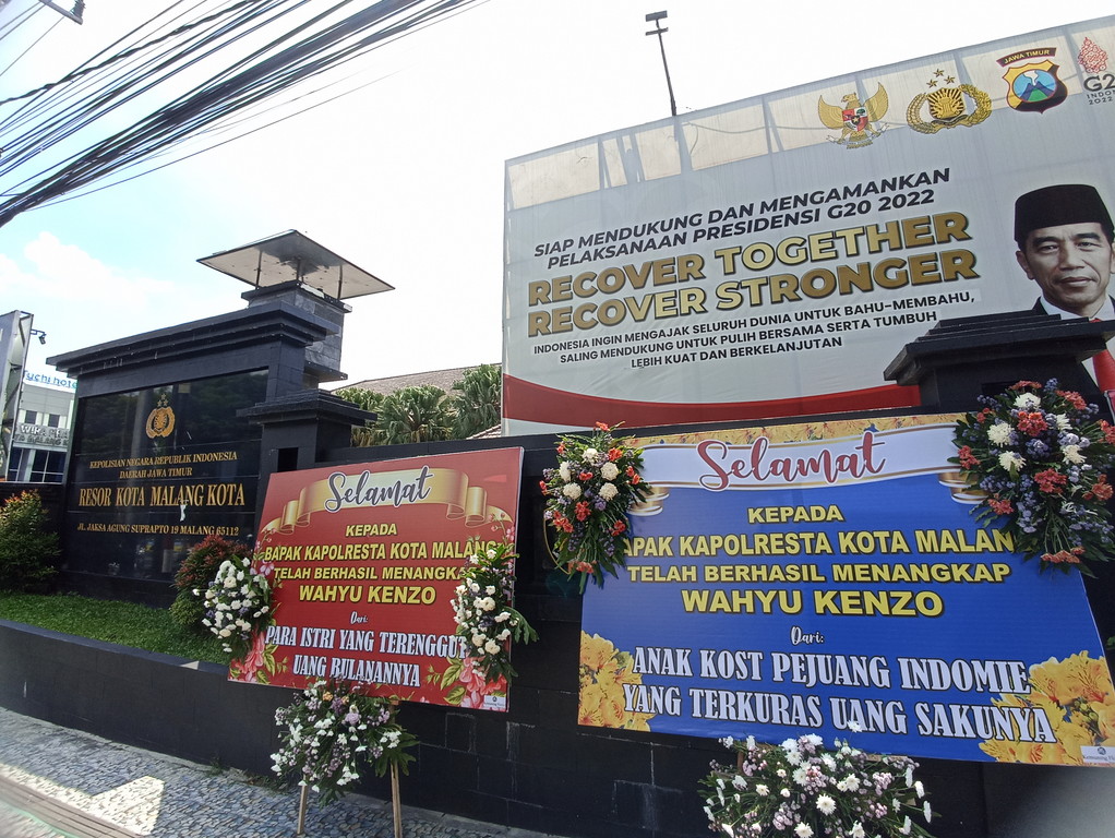 Papan Bunga Ucapan Selamat Tangkap Wahyu Kenzo Berjejer di Polresta Malang Kota
