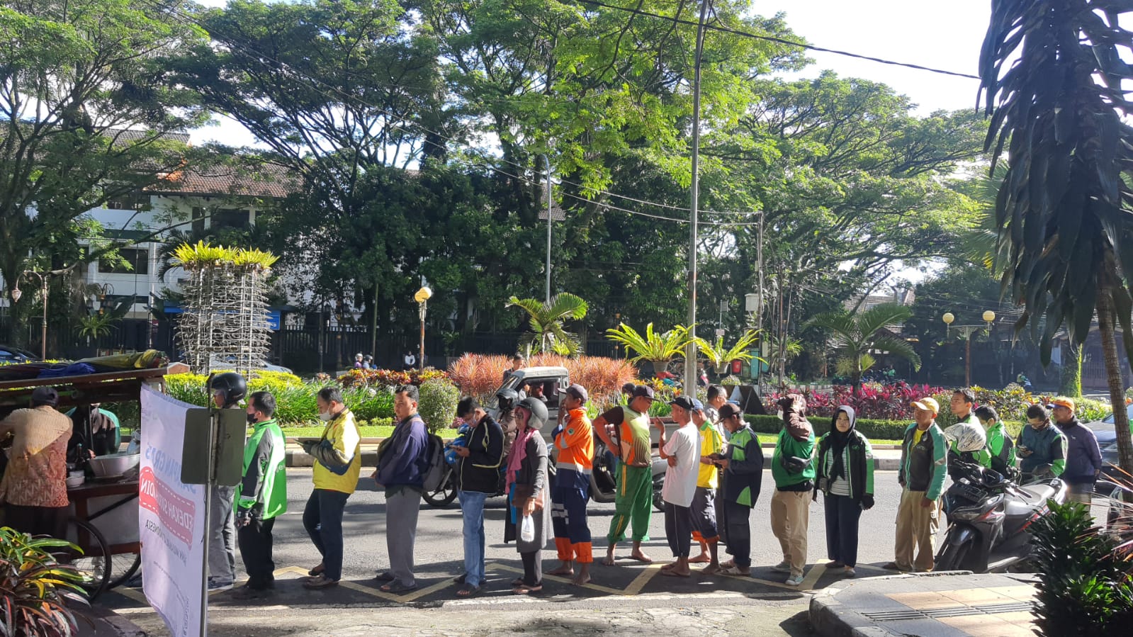 Jumat Barokah Bank Muamalat Malang, Ajak Masyarakat Sarapan Gratis