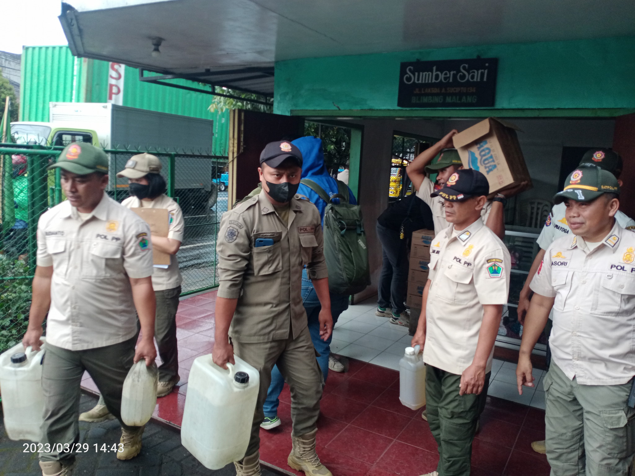 Operasi Satpol-PP Kota Malang Amankan Puluhan Liter Miras Oplosan
