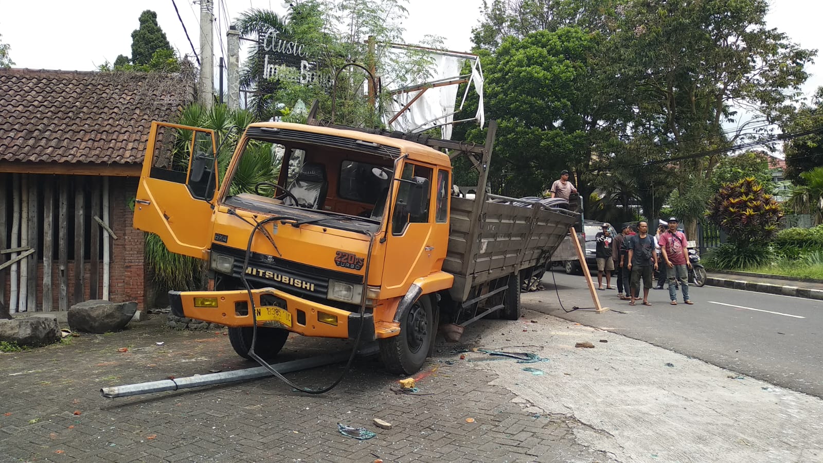 Rem Blong, Truk Bermuatan Besi Seruduk Tiang PJU di Batu